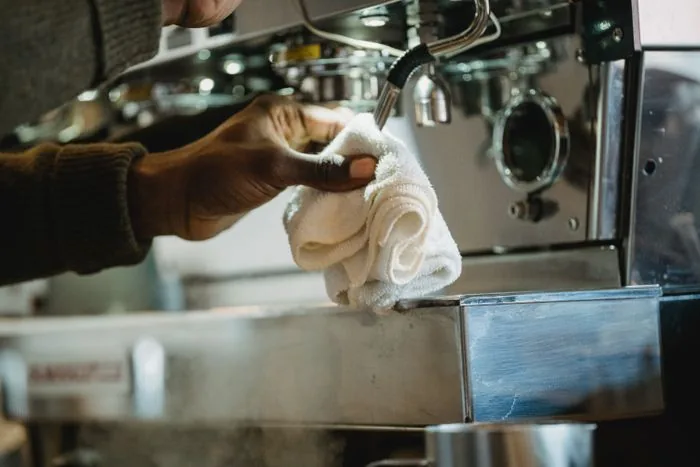 Cómo limpiar una cafetera espresso: la rutina diaria, semanal y mensual